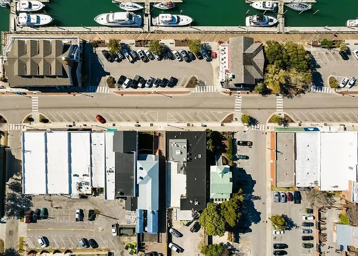 Why Knot Getaway...Rooftop With Waterview! Unit D