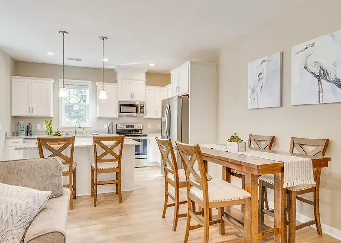 Coastal Beaufort Abode - Pool Access, Near Beaches